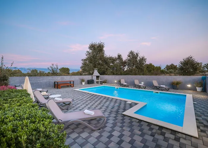 Tonci With Private Heated Pool