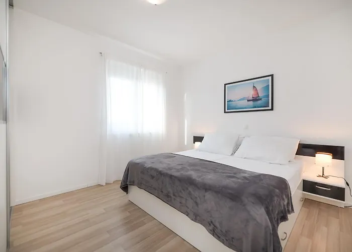 Tonci With Private Heated Pool Vila